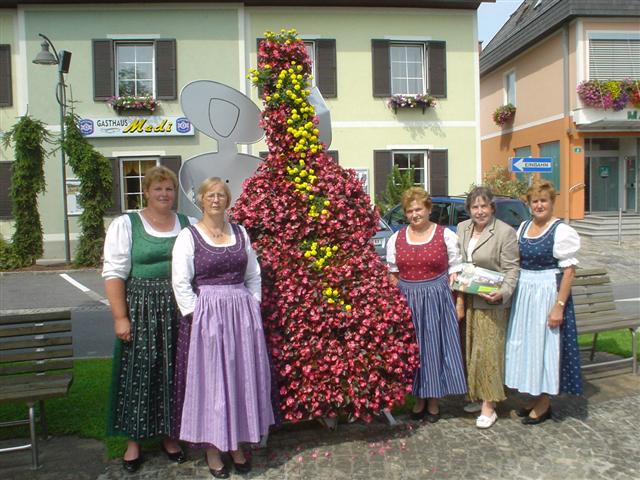 Frauen in Tracht und Blumenschmuck