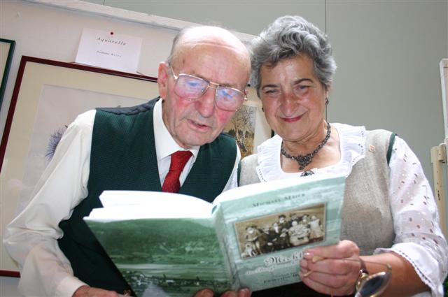 Mann und Frau beim Buchlesen