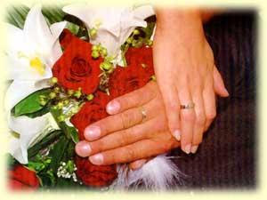 Blumenstrauss - Hände verheiratetes Paar
